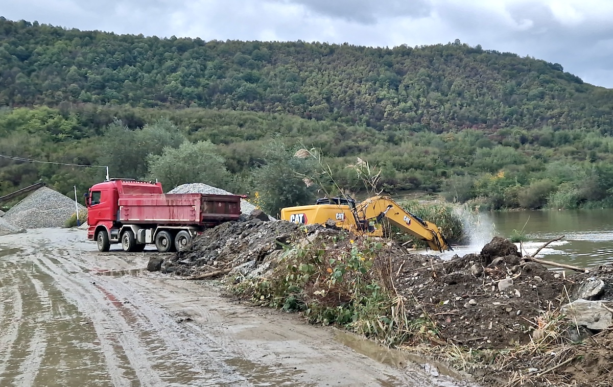 Au „rătăcit” o zonă dublu-protejată. Patru instituții despre excavările din vechiul braț al Oltului: totul este legal. „Răspunsul este o rușine”