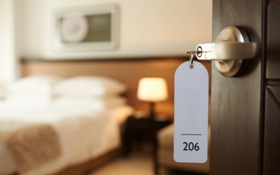 Hotelurile din România nu sunt obligate să aibă camere speciale pentru persoanele cu dizabilităţi (consilier MEAT)