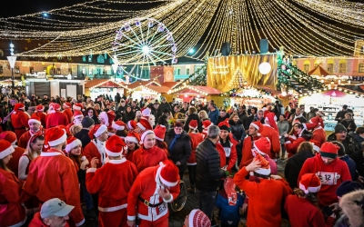 Sibiul se umple din nou de moși, la „Marea Moșmondeală”. „Te provocăm să sari în aer și să zâmbești până te dor obrajii, ca un adevărat Moș Crăciun”
