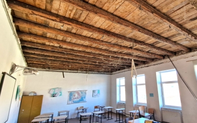 Primăria Loamneș a scos la licitație contractul pentru reabilitarea școlii din Alămor. În februarie, tavanul unei săli de clasă s-a prăbușit și a rănit ușor patru elevi 