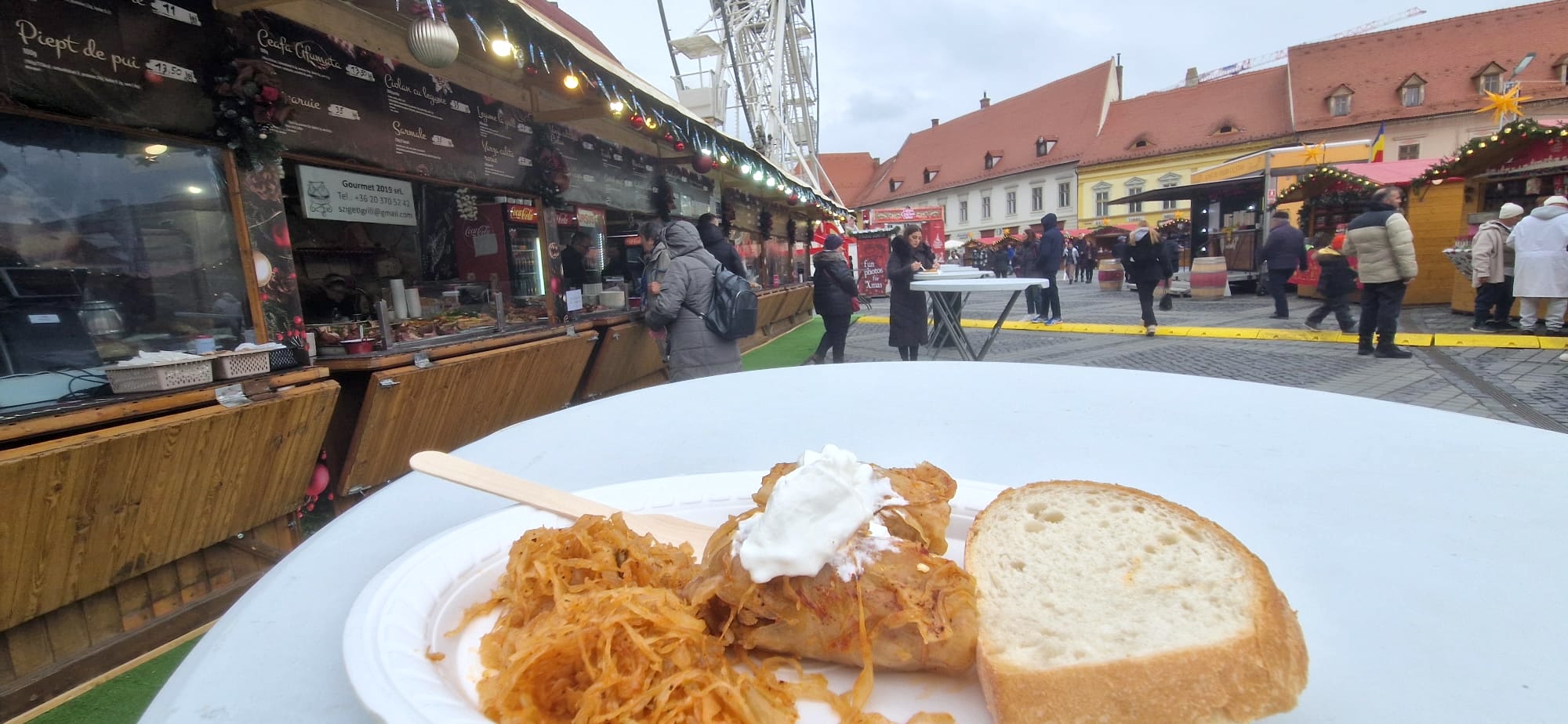 35 de lei, o porție de sarmale, 28 de lei - șaorma. Ce poți să mănânci la Târgul de Crăciun din Sibiu și cât costă