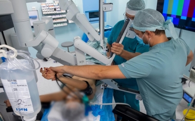 Premieră națională: echipa Spitalului MedLife Polisano Sibiu a efectuat cu succes prima mastectomie bilaterală robotică cu sistemul daVinci