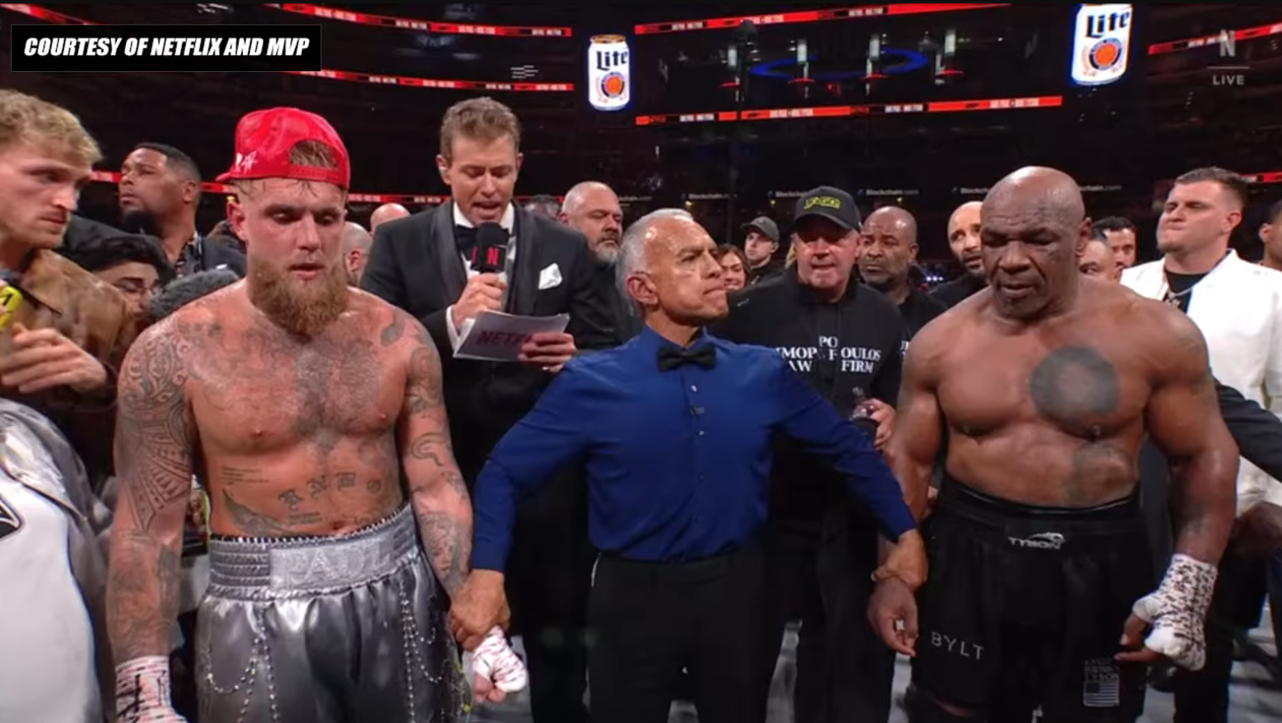 Mike Tyson a pierdut prima sa luptă profesionistă din 2005 în fața fostului vlogger Jake Paul, care este mai tânăr cu 31 de ani