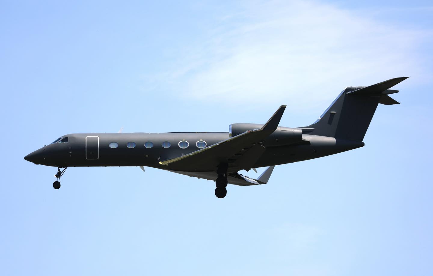 Vin șefii! Boarding Pass: Avionul privat deținut de casa de modă italiană Prada aterizează astăzi la Sibiu