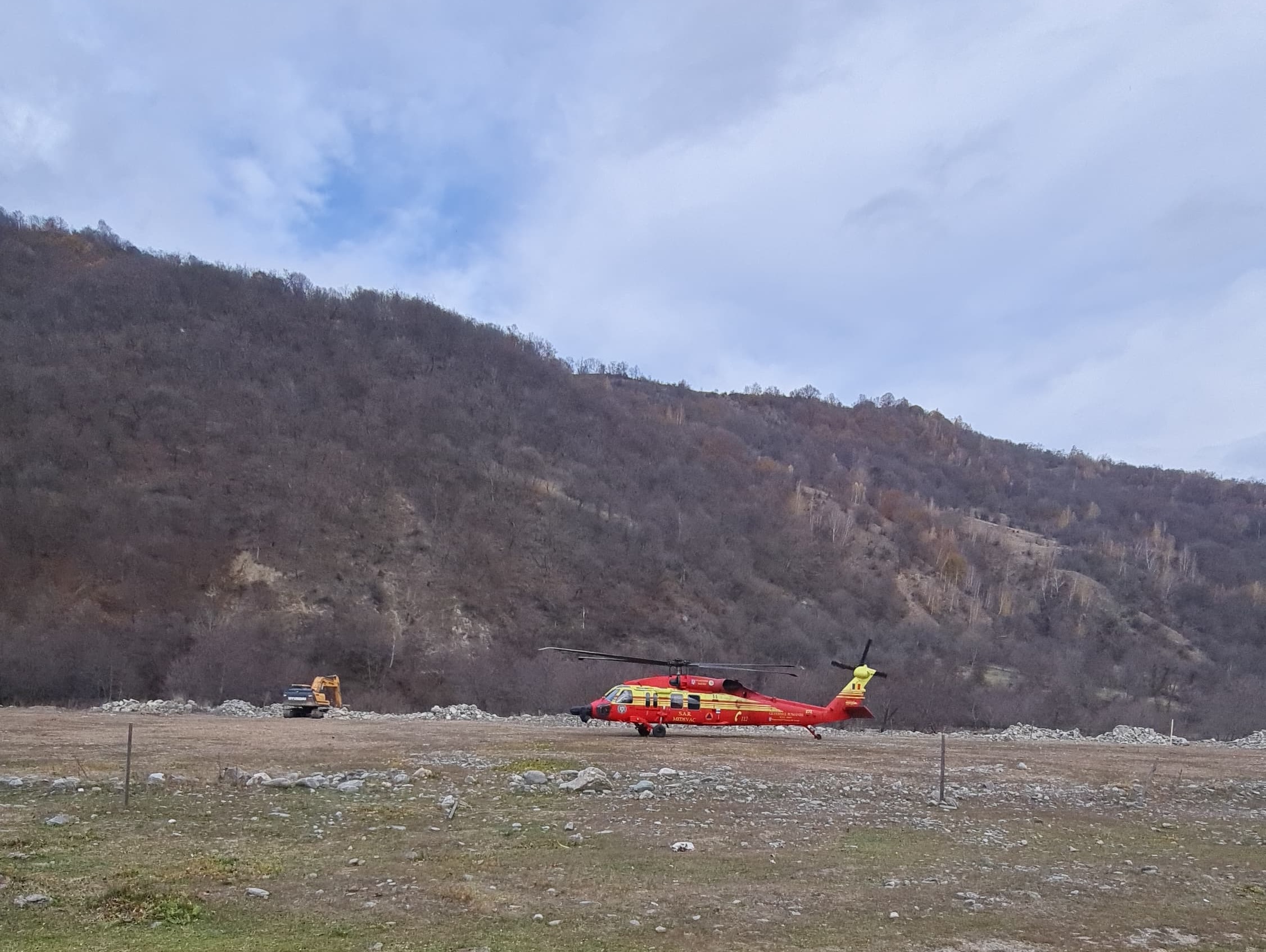 Incendiu pe Valea Oltului. Pompierii sunt ajutați de un elicopter