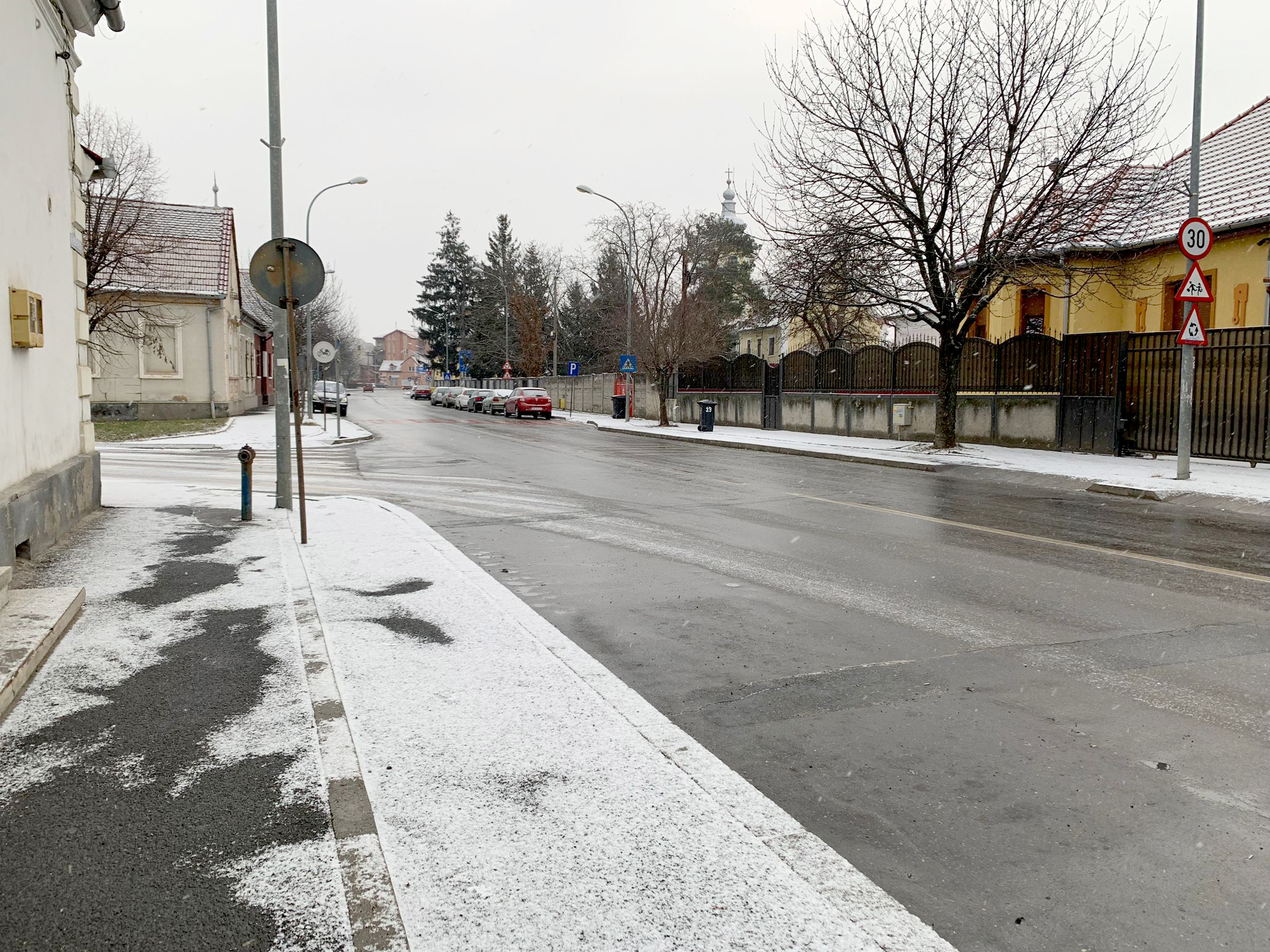 Recomandările IPJ Sibiu, înainte de prima ninsoare din acest sezon: utilizarea anvelopelor de iarnă este obligatorie, le recomandăm pietonilor să fie atenți