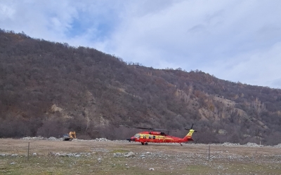 Incendiu pe Valea Oltului. Pompierii sunt ajutați de un elicopter