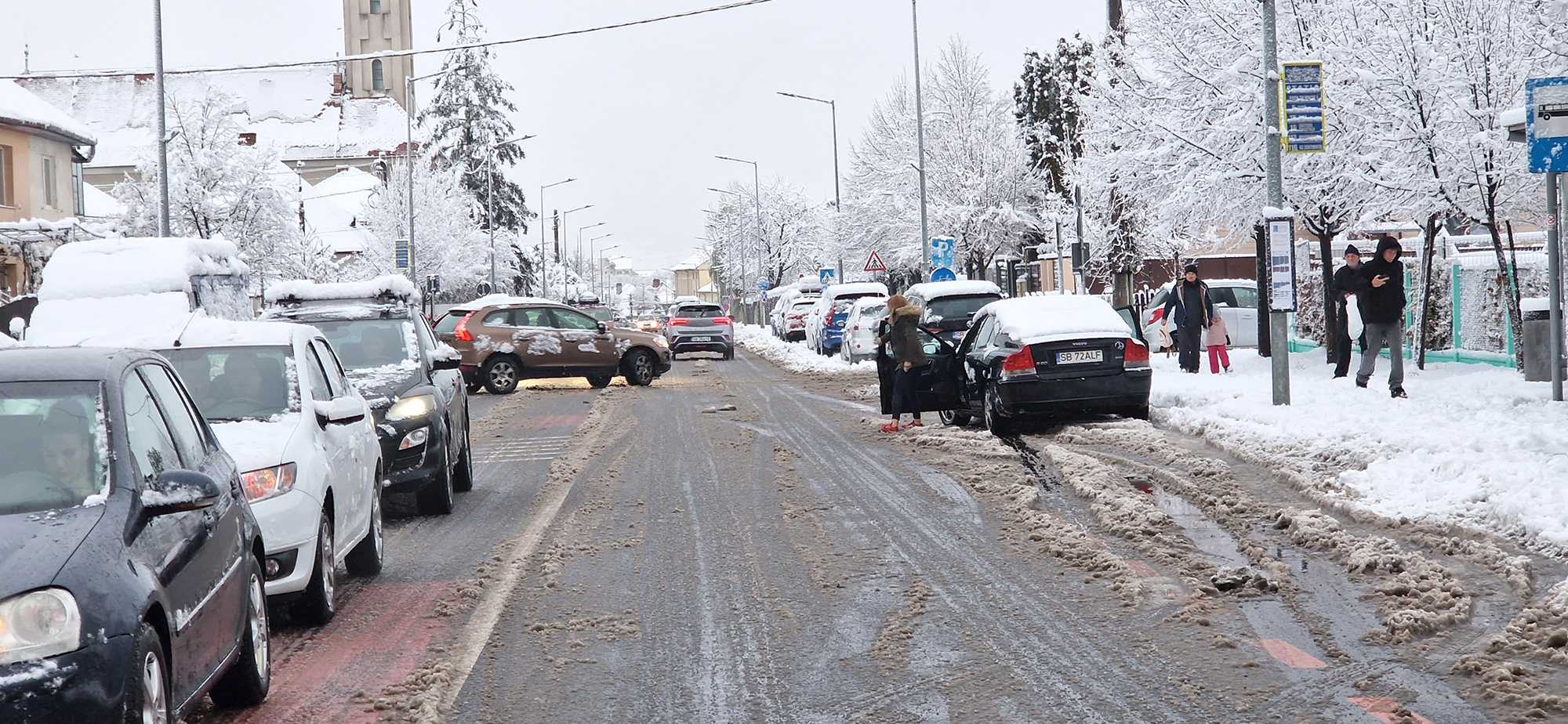 Două avioane au decolat cu întârziere de la Sibiu, întârzieri și la Tursib, copaci căzuți pe carosabil. „Se circulă în condiții de iarnă”