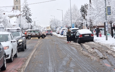 Două avioane au decolat cu întârziere de la Sibiu, întârzieri și la Tursib, copaci căzuți pe carosabil. „Se circulă în condiții de iarnă”