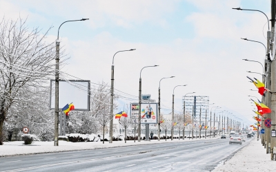 Sibiul îmbracă haine tricolore: a început montarea drapelelor cu ocazia Zilei Naționale a României