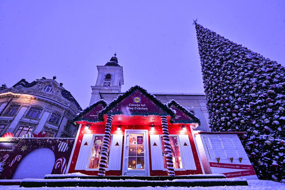 Imagini cu Târgul de Crăciun din Sibiu acoperit de zăpadă. „Ultimul detaliu de care târgul nostru avea nevoie pentru ca atmosfera să fie magică tocmai a fost rezolvat”