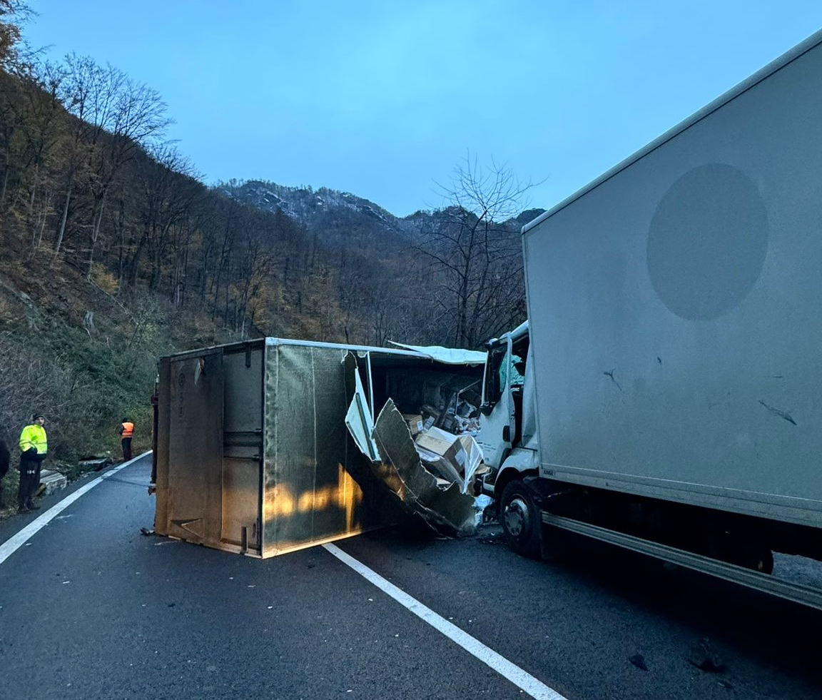 Actualizare. Se circulă pe Valea Oltului, după ce traficul a fost blocat de accident