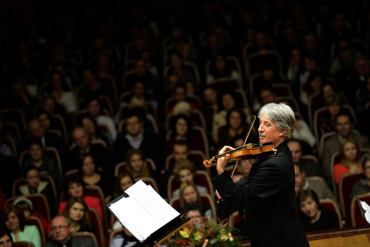 Invitație la concertul de la Sibiu al Johann Strauss Ensemble, făcută de dirijorul Russell McGregor: „Haideți să celebrați alături de noi Crăciunul”