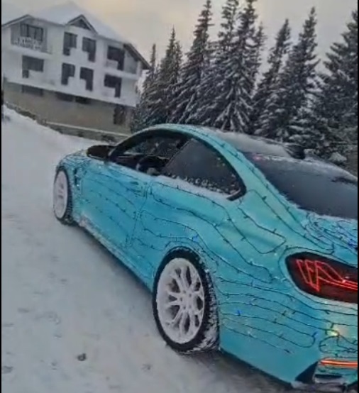 Un vâlcean a fost amendat după ce și-a împodobit BMW-ul cu instalații luminoase de Crăciun. Amendă de 1.320 de lei și reținerea certificatului de înmatriculare