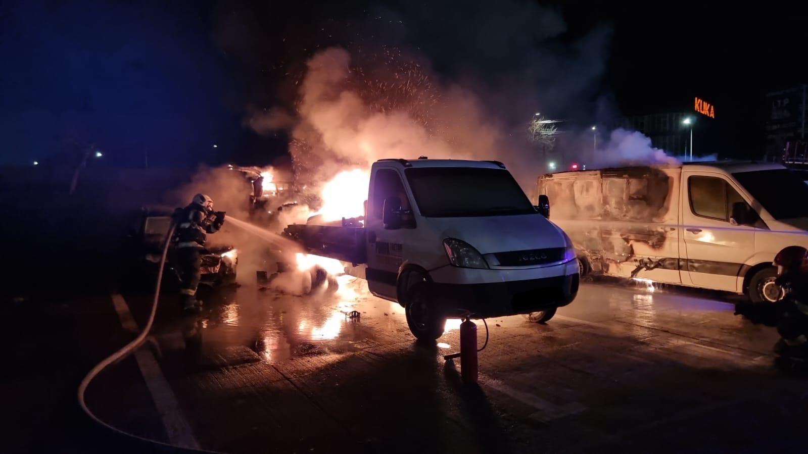 FOTO Duminica mașinilor în flăcări. 8 mașini au ars, 6 în curtea unei companii