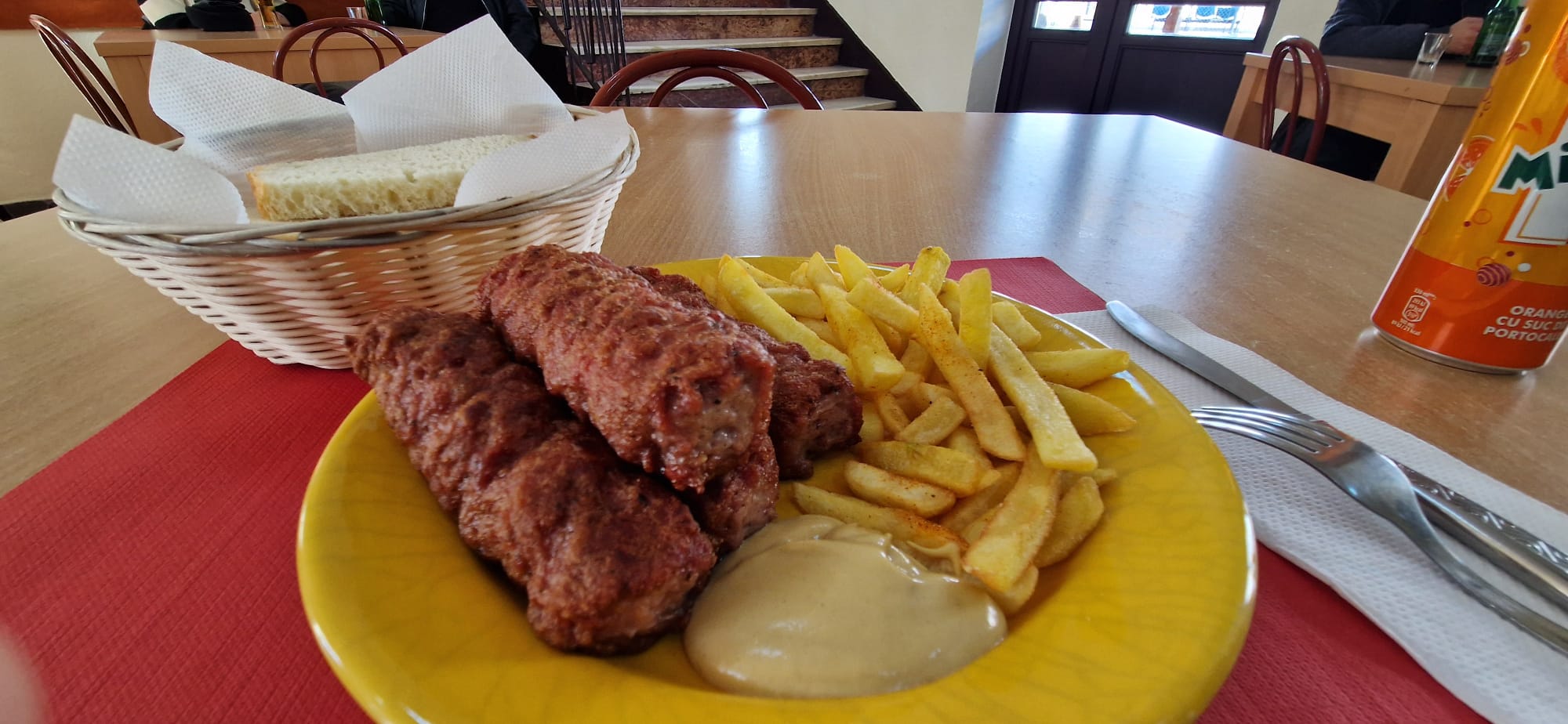 Micii de la Ioneda au propriul restaurant în Sibiu. Păcat că-l strică anturajul