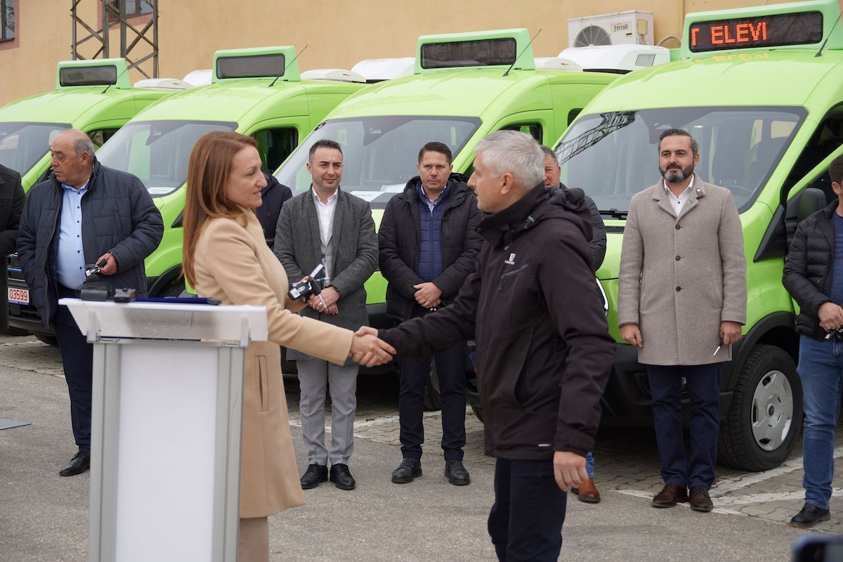 Consiliul Județean Sibiu a predat primele microbuze electrice școlare achiziționate prin PNRR primăriilor care au montat stații de încărcare și au angajat personal