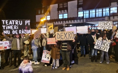 „Suntem copiii cărora li s-a promis că vor fi liberi!”. Câteva sute de tineri au protestat în Sibiu