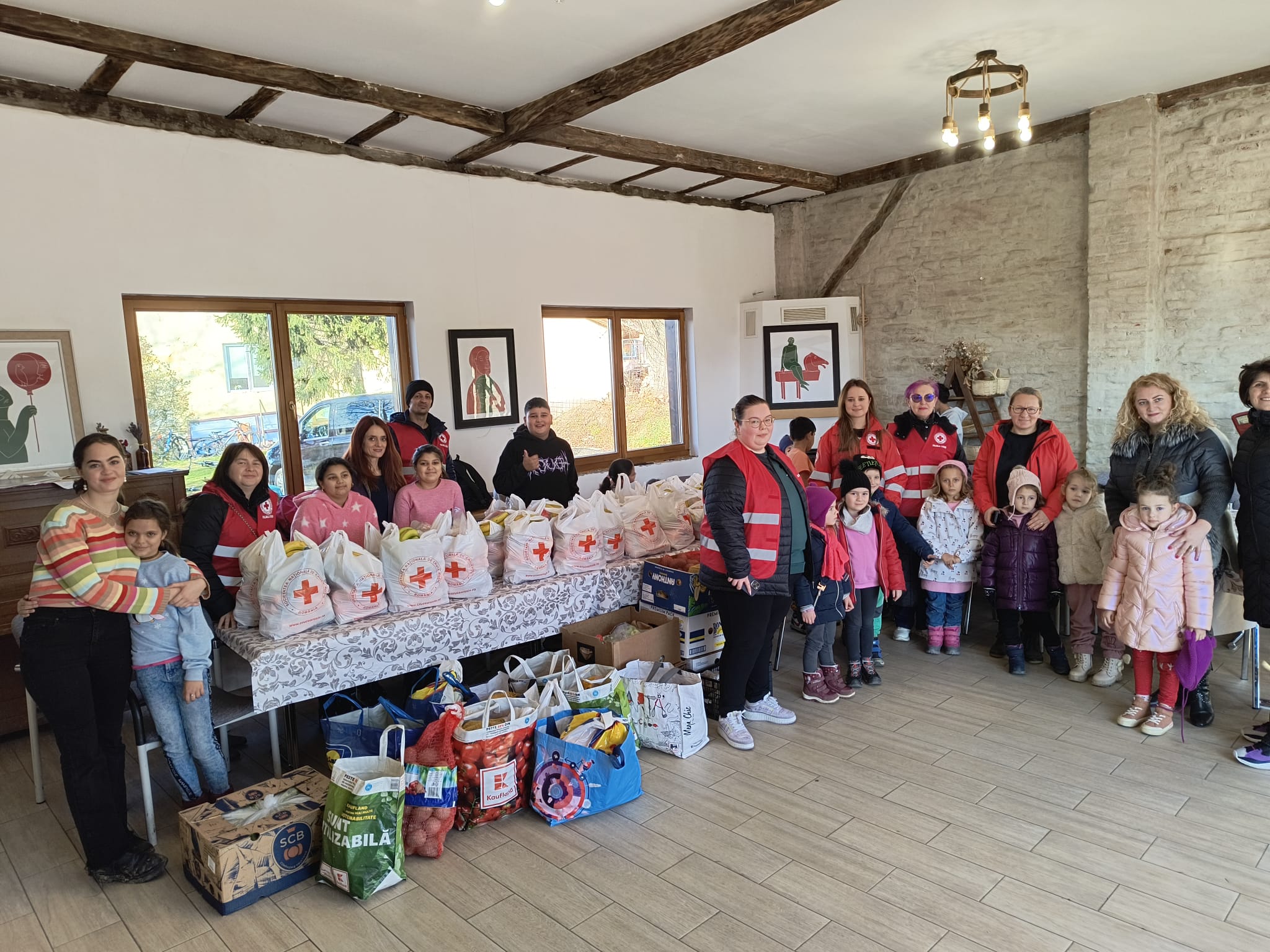 Voluntarii Crucii Roșii au donat familiilor vulnerabile din Sibiu peste 700 de kg de legume și fructe strânse de copiii Grădiniței Nr. 22