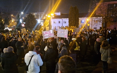 Dosar penal după ce un băiat de 17 ani a aruncat cu petarde înspre protestul tinerilor