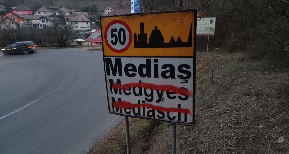 Războiul plăcuțelor revine în Mediaș: au fost șterse numele din germană și maghiară. Presa din Ungaria a preluat subiectul
