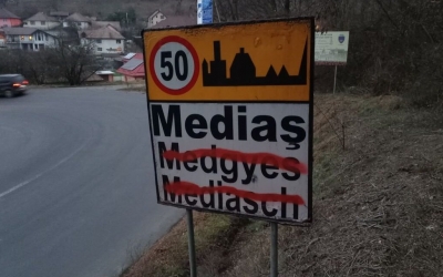 Războiul plăcuțelor revine în Mediaș: au fost șterse numele din germană și maghiară. Presa din Ungaria a preluat subiectul