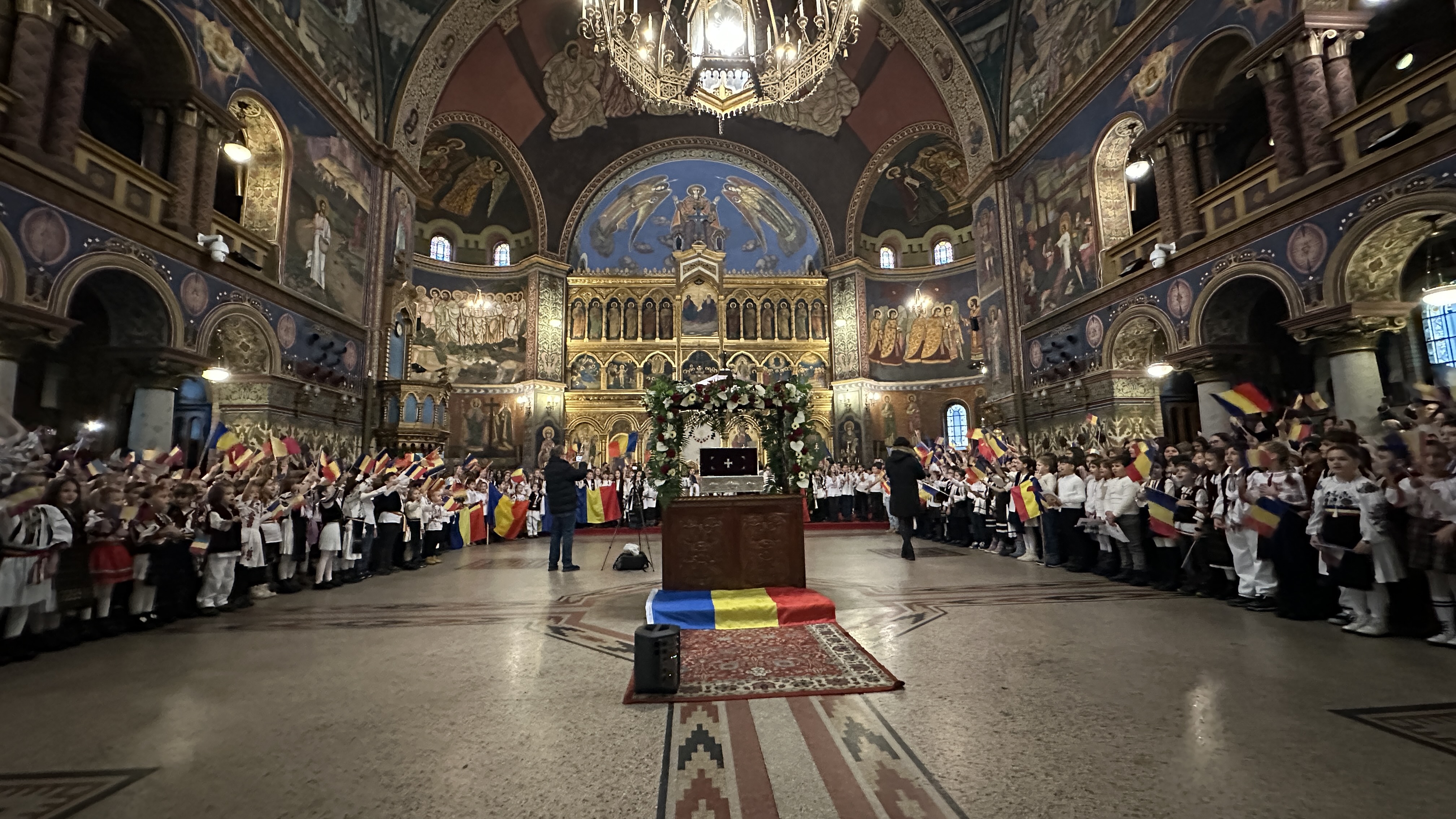 Eveniment patriotic emoționant susținut de elevii claselor 0-4 de la Goga, la Mitropolie