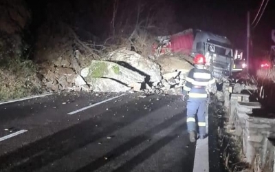 Căderi de stânci pe Valea Oltului, traficul este blocat complet. Un TIR a fost lovit, șoferul a scăpat fără răni