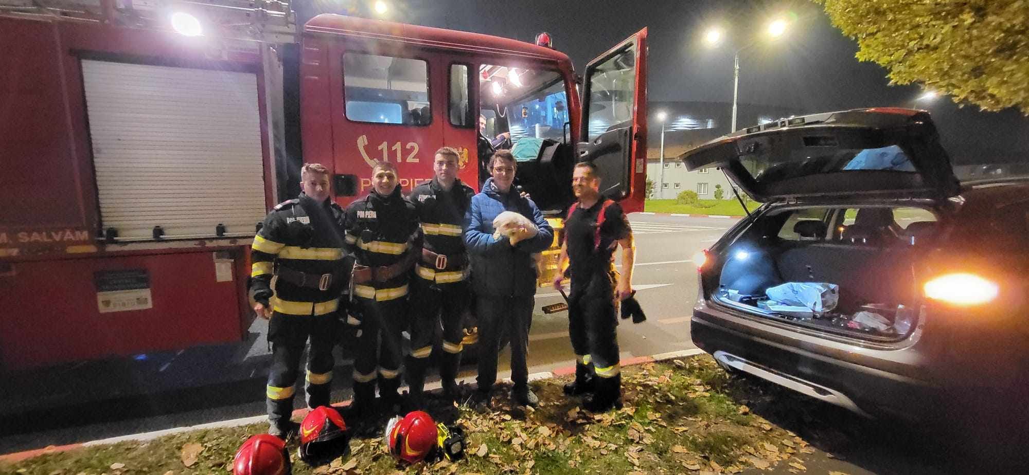 Cățel salvat de pompieri din clădirea nefinalizată de lângă Sala Transilvania. Stăpânii au alertat autoritățile