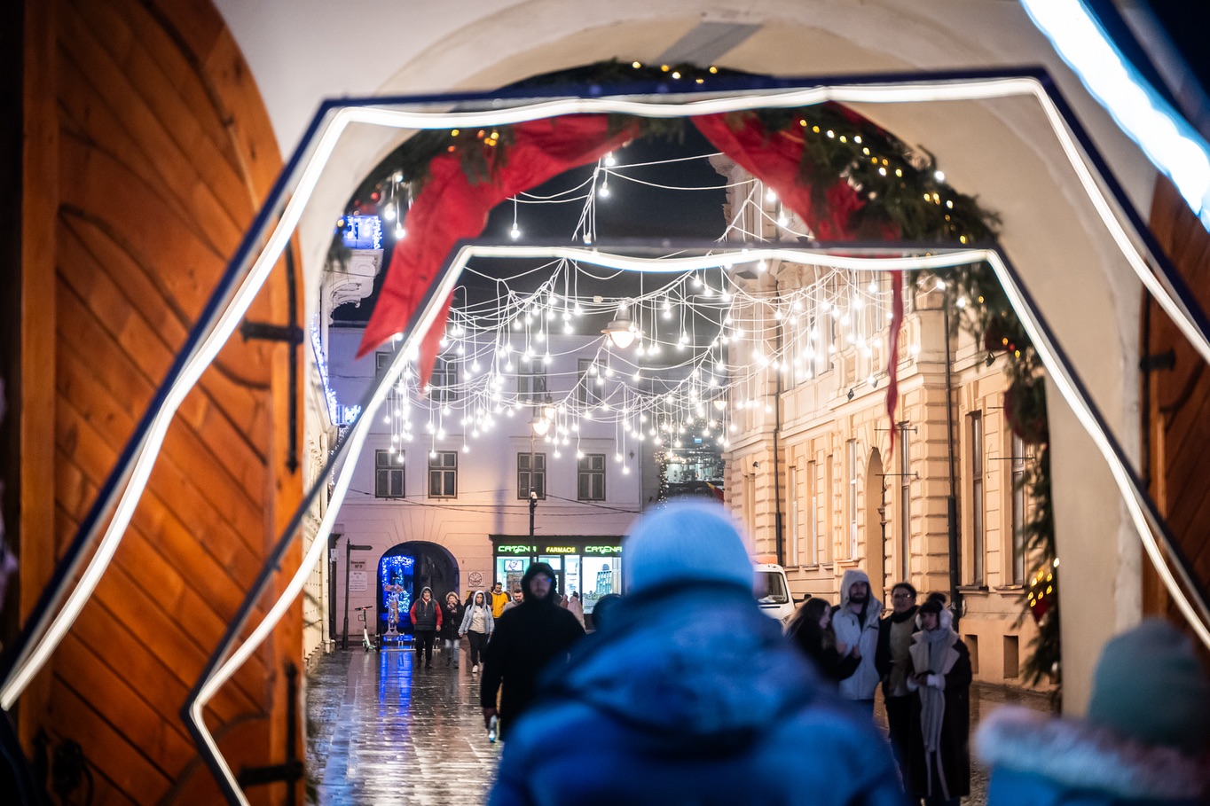 S-a deschis Christmas at the Palace, la Muzeul Brukenthal: luminile de pe Xenopol vor rămâne amplasate pe tot parcursul anului