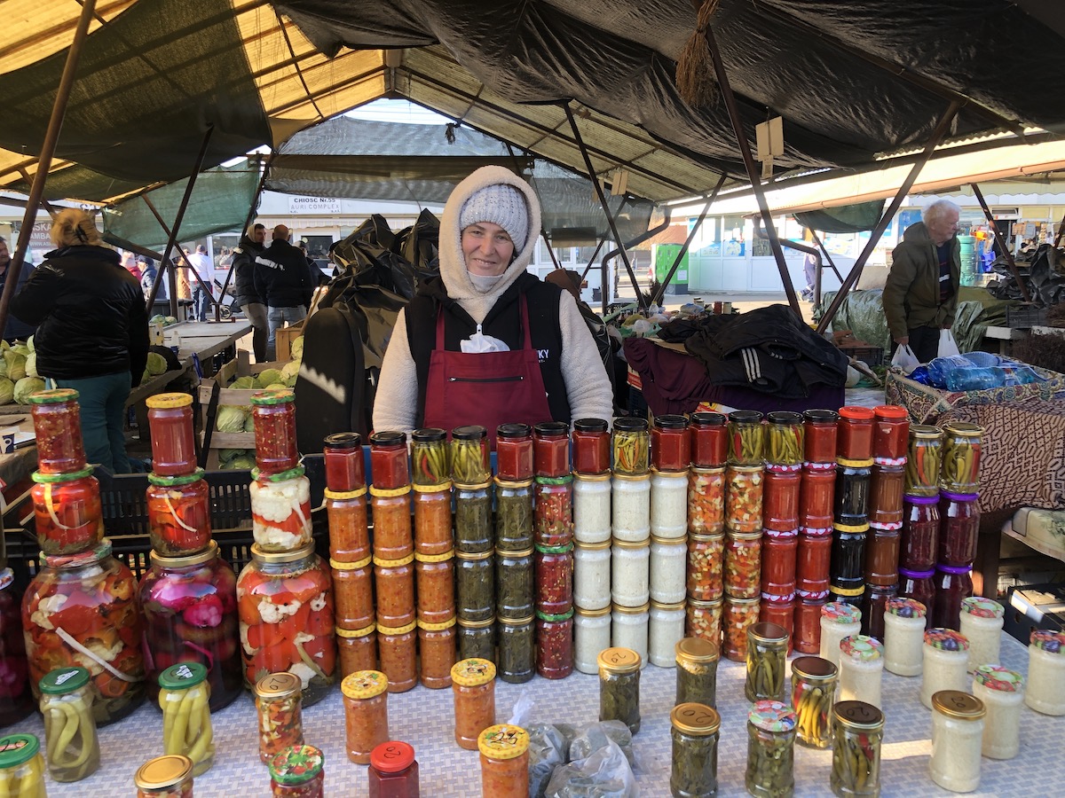 Elena, comerciant de zece ani în Piața Cibin: Ca să ne iasă murăturile cele mai bune, noi le facem după rețeta bunicii