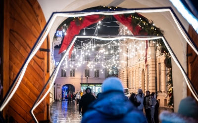 S-a deschis Christmas at the Palace, la Muzeul Brukenthal: luminile de pe Xenopol vor rămâne amplasate pe tot parcursul anului