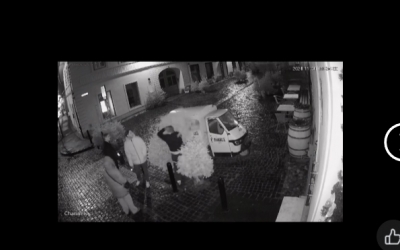 Actualizare. Bradul de Crăciun furat de la Târgul din Orașul de Jos al Sibiului a fost dus înapoi, după publicarea imaginilor