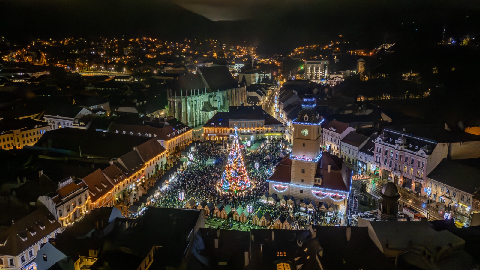 În Brașov s-au aprins cele 1,3 milioane de luminițe de Crăciunului. „Vă așteptăm pe toți cu cel mai frumos brad din România”