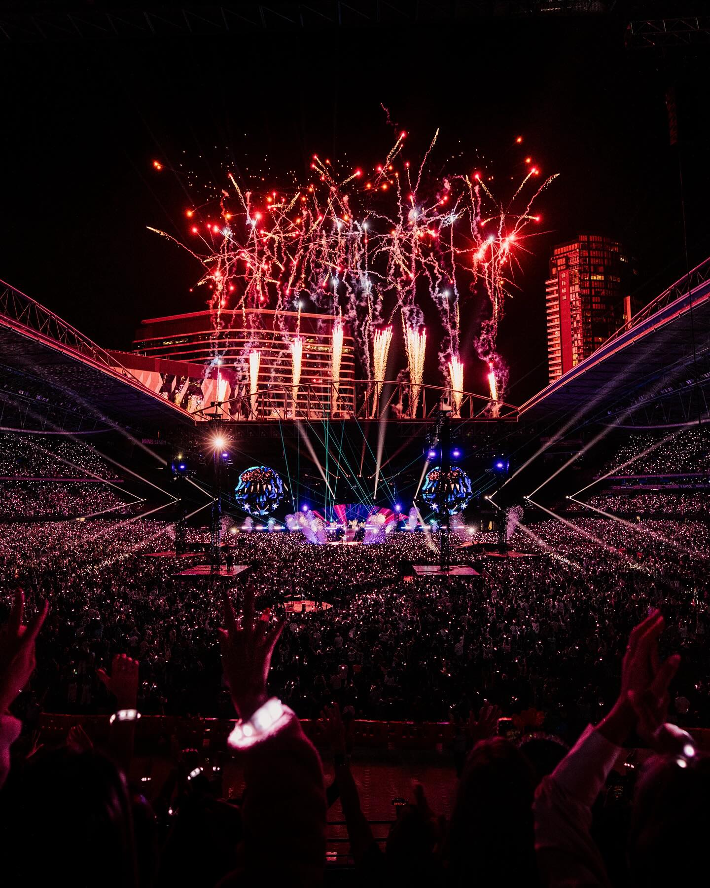 Solistul Coldplay, Chris Martin, a căzut într-o gaură din scenă, la Melbourne