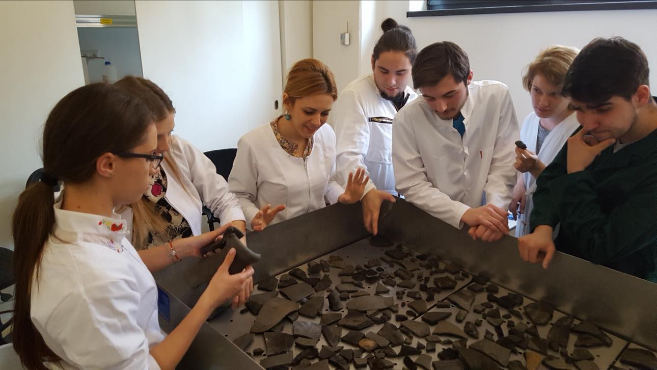 19 piese ceramice din situl arheologic Capidava vor fi expuse la Sibiu. Simona Maria Herlea: „Sunt piese restaurate de sibieni”