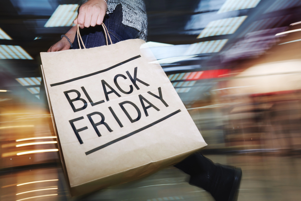 Trei din zece români vor să cheltuie cel puţin 1.000 de lei de ''Black Friday'' (Studiu)