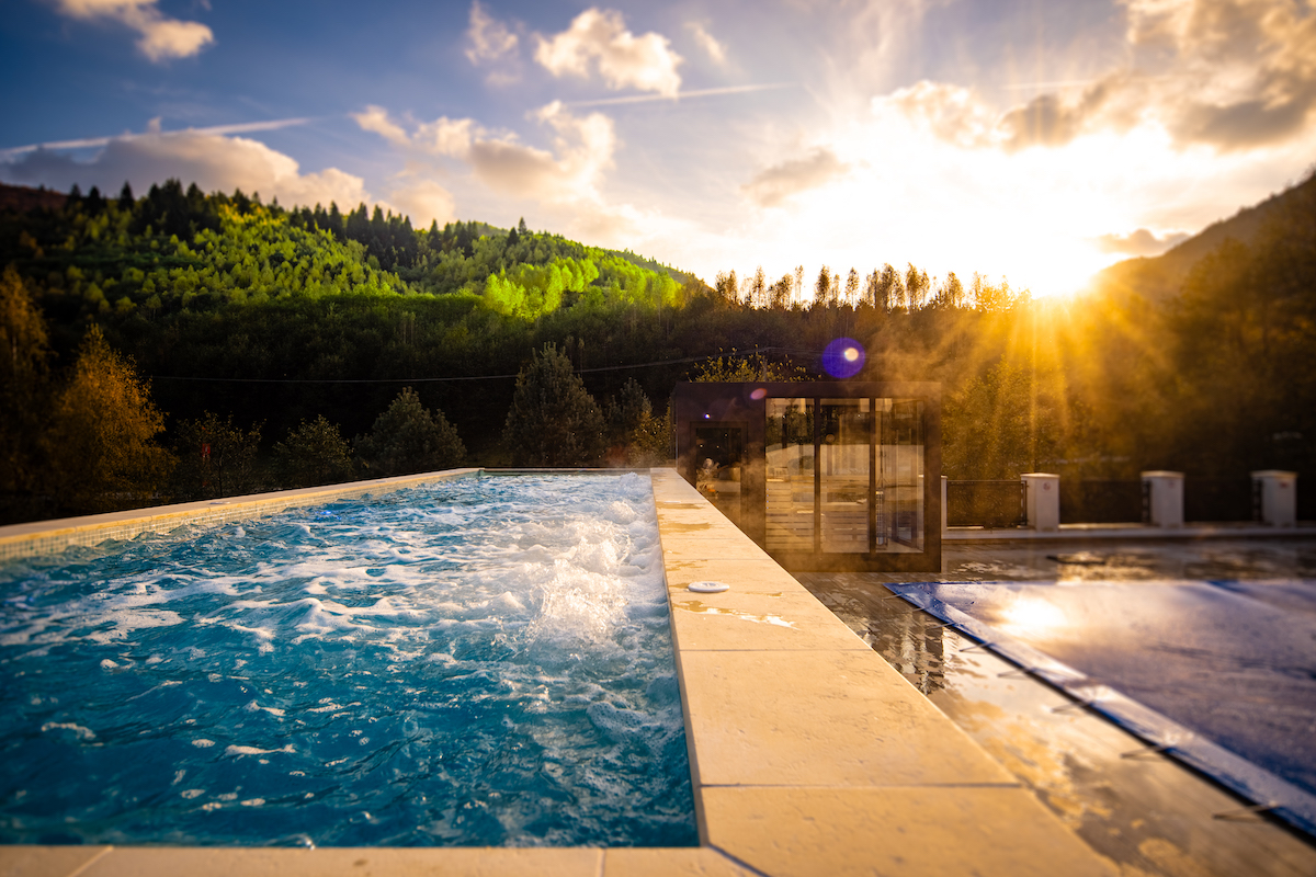Răsfăț și relaxare în mijlocul naturii, la Carpentiere Arena: acces gratuit la spa-ul exterior pentru clienții hotelului