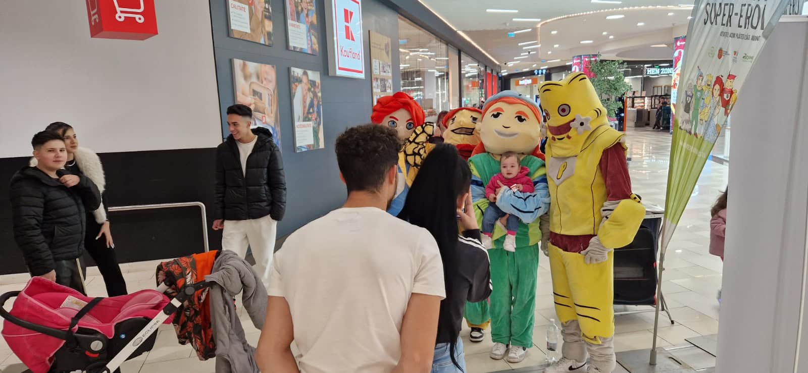 Petrecere cu supereroi de Halloween, la bibliotecă și la mall