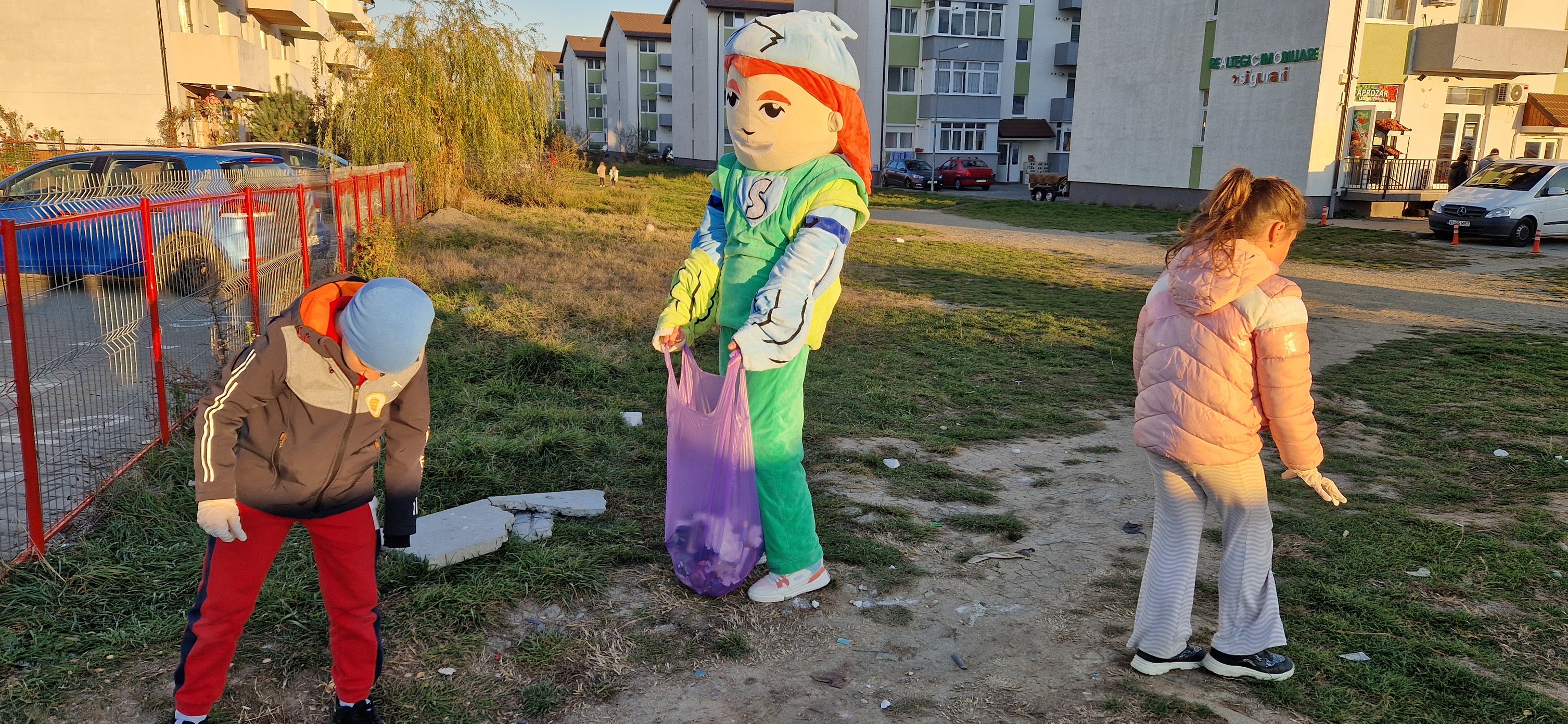 Copiii din Cartierul Arhitecților au făcut curat la locul de joacă, alături de supereroi