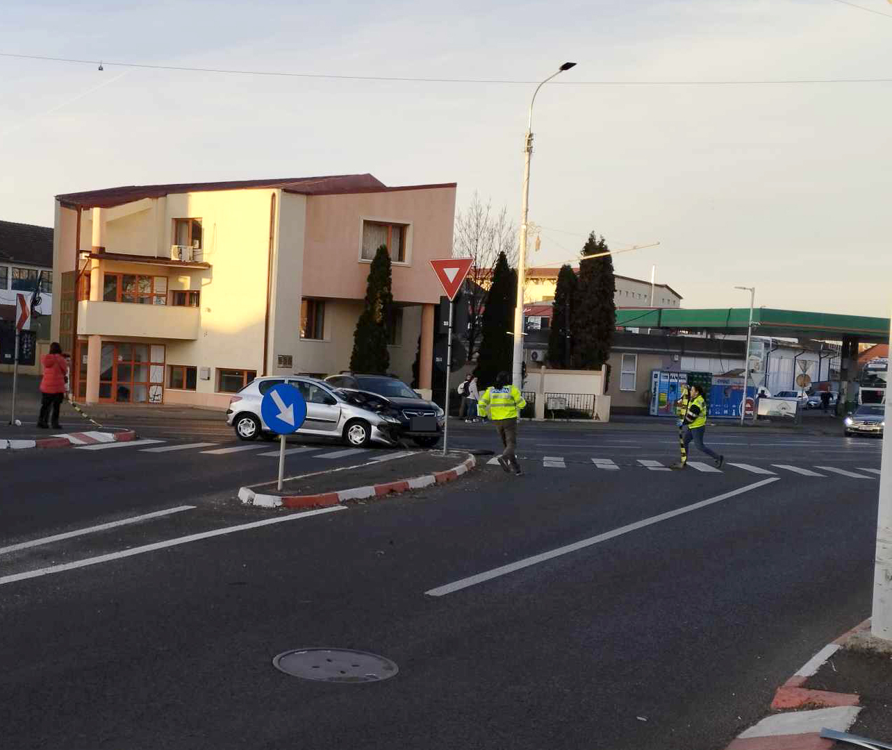 Doi minori și un adult, răniți într-un accident pe Alba Iulia. O femeie a virat la stânga fără să acorde prioritate