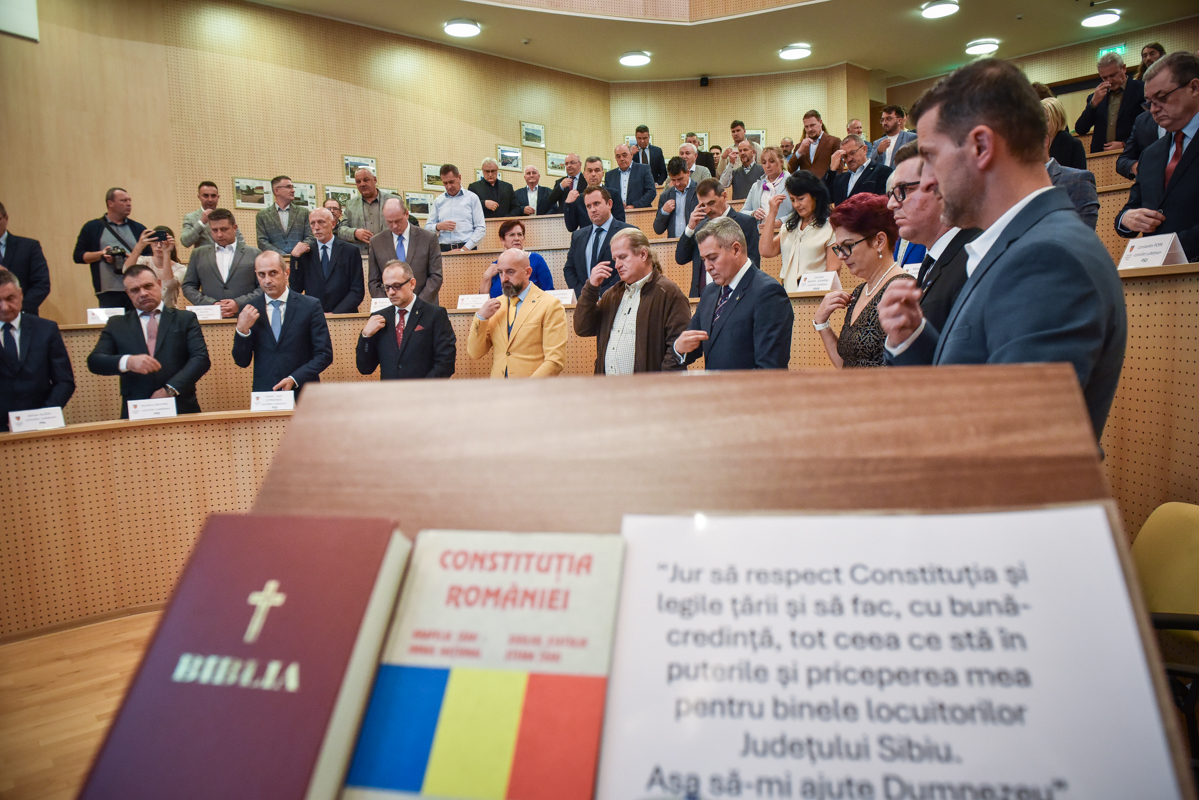 Cine sunt noii consilieri județeni în Sibiu: trei sunt la al șaselea mandat, iar nouă dintre ei au depus jurământul cu gândul la un loc în Parlament