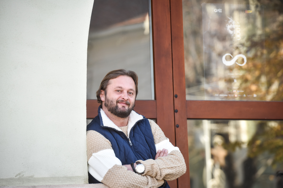 Concluzia lui Rareș Helici, în al optulea proiect în care fotografiază câte 1.000 de chipuri în Piața Mică: „Oamenii sunt mai liniștiți. Vezi mai multă bucurie”