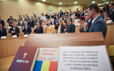 Cine sunt noii consilieri județeni în Sibiu: trei sunt la al șaselea mandat, iar nouă dintre ei au depus jurământul cu gândul la un loc în Parlament