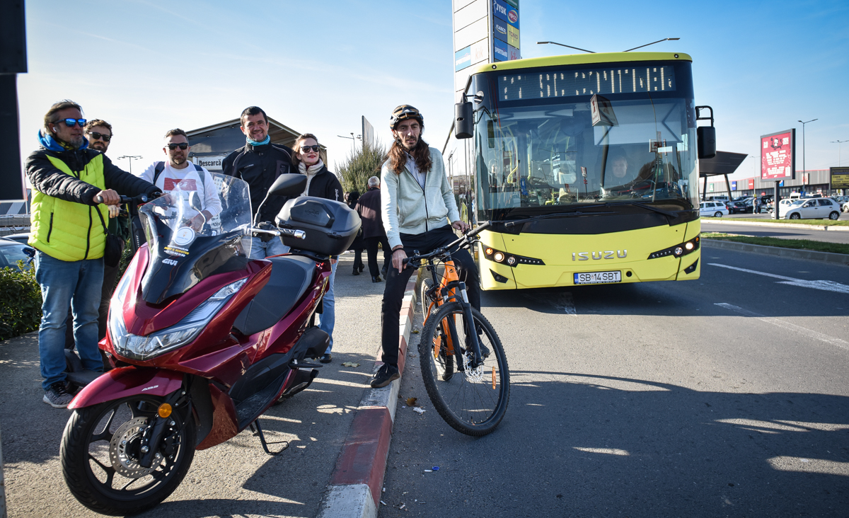 Test drive în Sibiu cu mașina, scuterul, bicicletele, trotineta și autobuzul: pe patru roți stai de aproape trei ori mai mult în trafic decât acum 13 ani