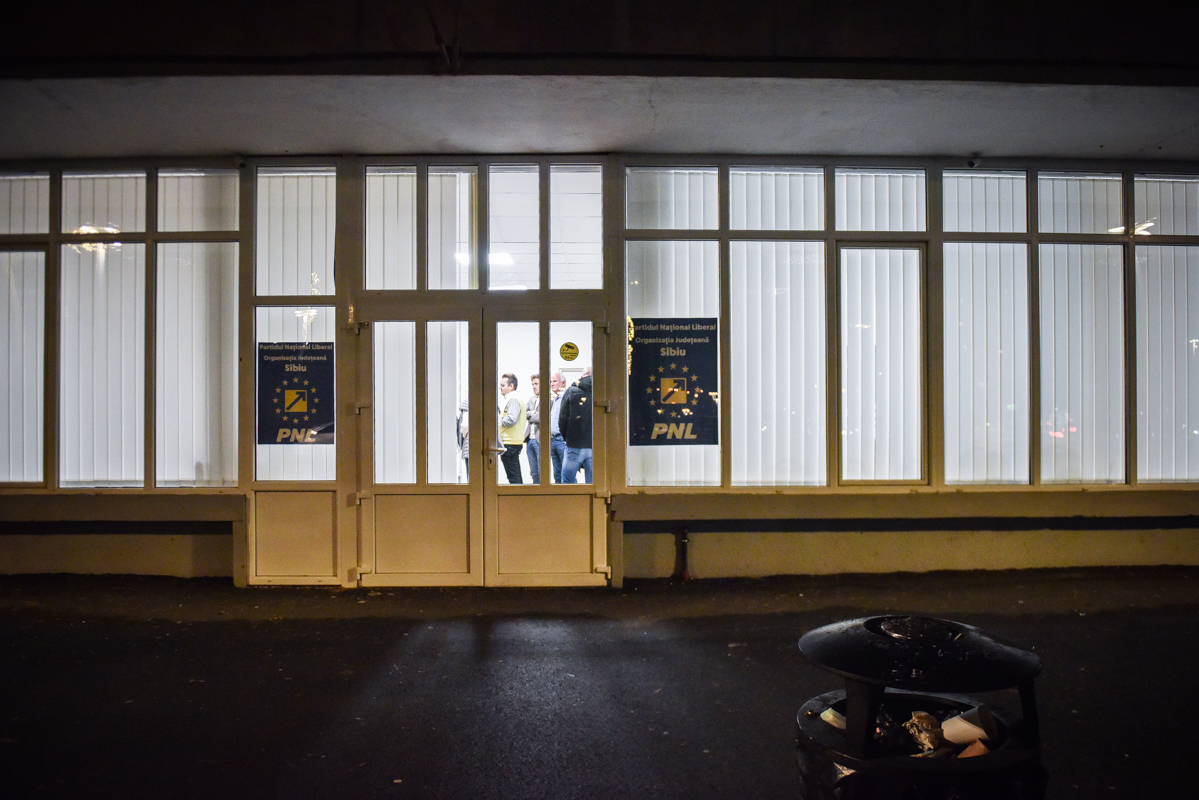 Liberalii sibieni au scos presa afară din sediu la anunțarea exit-poll-urilor. Turcan: „Ați făcut mișto de noi”