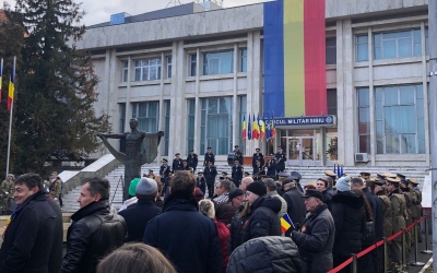 „România riscă astăzi să rateze din nou calea democratic-europeană, e un moment de cumpănă”. Ziua Națională a României, marcată la Sibiu cu depuneri de coroane