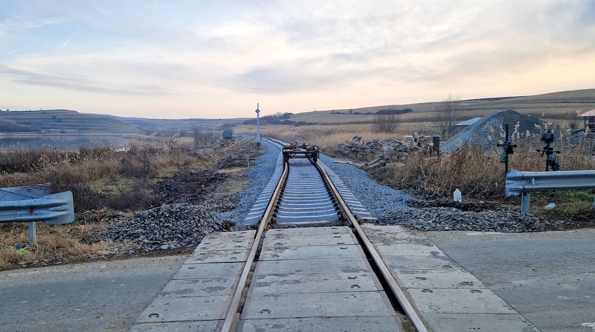 S-au încheiat lucrările la linia de cale ferată dintre Sibiu și Copșa Mică. „Teoretic, azi ar trebui să plece primul tren, la 17:32”