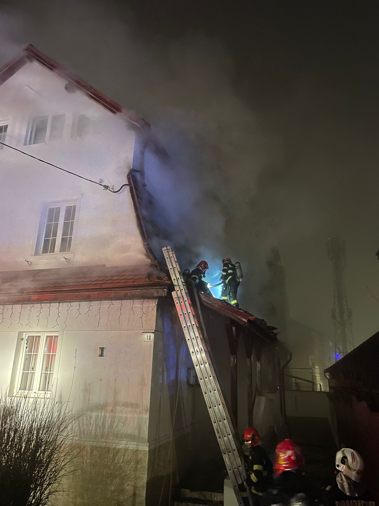 Incendiu la acoperișul unei case de pe strada Cristian. Fără victime