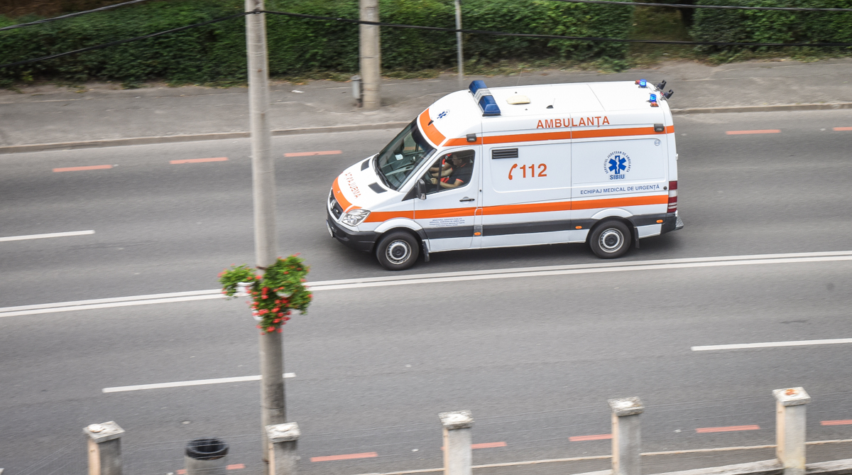 Pieton lovit de o mașină, în Mediaș. Bărbatul de 84 de ani a suferit traumatisme la coloană și la cap